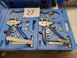 de nombreux outils dans la mallette bleue posée sur la table