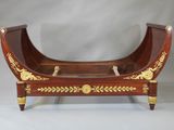 une image représentant un banc en bois orné de décorations dorées
