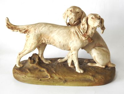 une statue représentant deux chiens debout sur un rocher