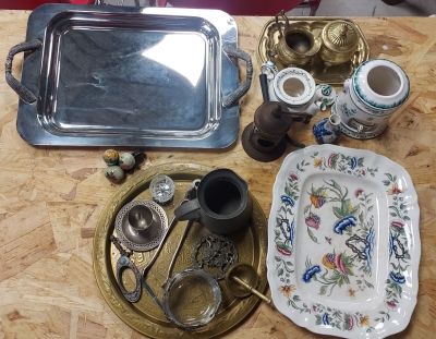 une table avec un plateau, sur lequel se trouve un plateau en argent