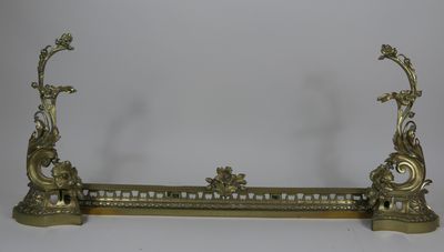 une étagère en métal de couleur dorée sur laquelle est posée une horloge
