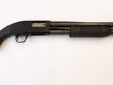 gros plan d'un fusil sur une surface blanche