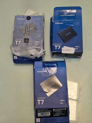 trois boîtes contenant des appareils électroniques sont posées sur une table