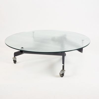 une table basse en verre avec des roulettes sur fond blanc
