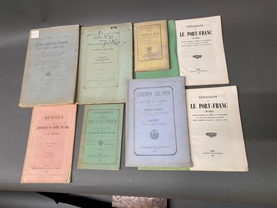 plusieurs livres sont posés sur une table qui se trouve elle-même sur une autre table