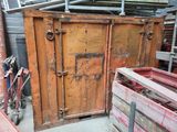 une vieille armoire en bois au milieu d'une pièce