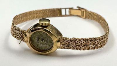 une image représentant une montre-bracelet en or avec un cadran vert