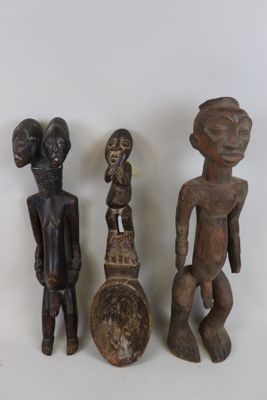 Lot de trois sculptures dont une cuiller dans le goût de la …