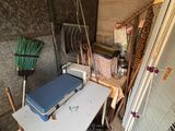 une table sur laquelle est posé un ordinateur portable, dans une pièce