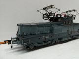 un petit train posé sur une surface blanche
