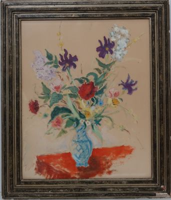 tableau représentant un vase de fleurs posé sur une table recouverte d'une nappe rouge