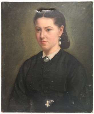 portrait d'une femme en robe noire, tenant une clé à la main