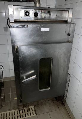 une image d'un four commercial dans une cuisine