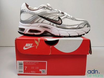 une boîte sur laquelle se trouve une paire de chaussures