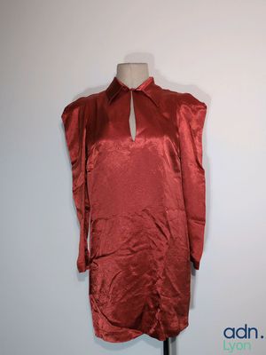 une robe rouge sur un mannequin, un mannequin, un mannequin, un mannequin, un mannequin, un mannequin, un mannequin, un mannequin, un mannequin