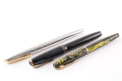 trois types différents de stylos à plume empilés les uns sur les autres