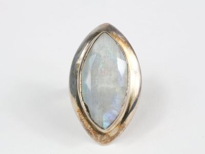 Gros plan sur une bague contenant une pierre