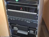 une photo d'un rack sur lequel est posé un ordinateur portable