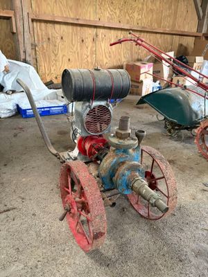 un petit moteur qui traîne dans un garage