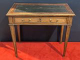 une vieille table en bois avec deux tiroirs et un plateau en verre