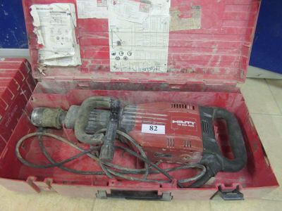une boîte à outils rouge contenant une perceuse