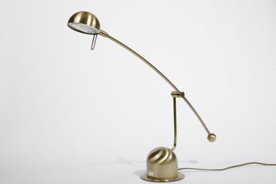 l'image d'une lampe posée sur une table
