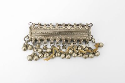 Pendentif ornemental rectangulaire muni de dix bélières à dé…