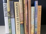 un grand nombre de livres posés sur une table