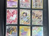 tout un tas de cartes Pokémon différentes dans un portefeuille noir