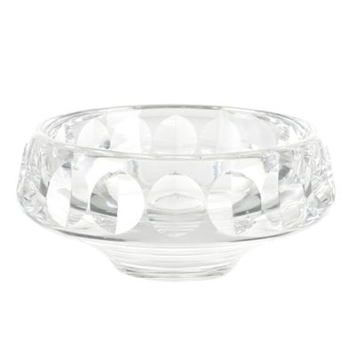 un saladier en verre transparent sur fond blanc