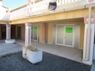 un bâtiment avec beaucoup de fenêtres et une enseigne sur la porte