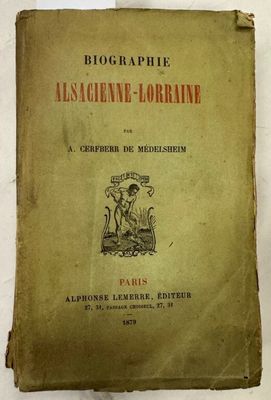 un vieux livre posé sur une table blanche