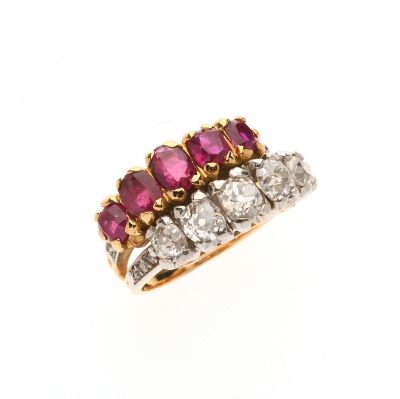 gros plan d'une bague en diamant et rubis sur fond blanc