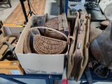 une valise posée sur une table
