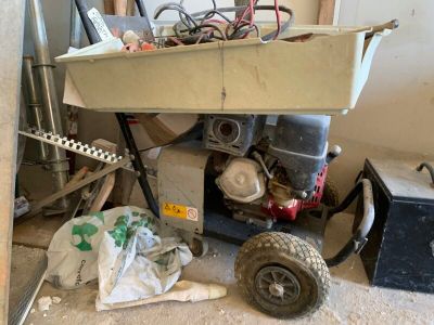 une petite machine qui se trouve dans une pièce