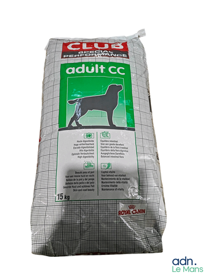 un sac de croquettes pour chien adulte sur fond blanc