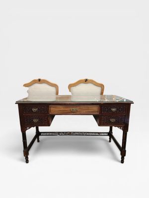 Bureau à deux caissons et tiroir en ceinture de style Chippe…