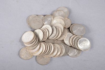 une pile de pièces d'argent posée sur une surface blanche