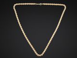 un collier en or avec une chaîne sur fond noir