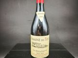 une bouteille de vin posée sur une table