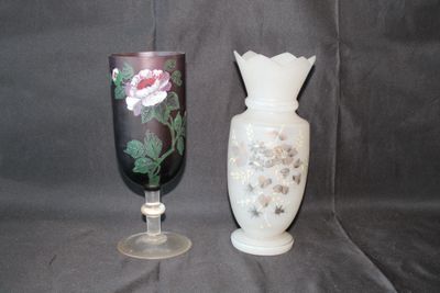Vase sur pied et vase en opaline, peint à décor de fleurs, é…