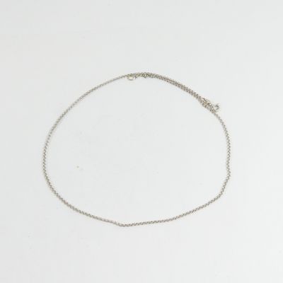 un gros plan d'un bracelet à chaîne en argent orné d'un cœur