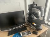 un bureau sur lequel se trouvent un ordinateur portable, un écran, un clavier et une souris