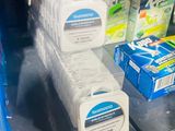 un présentoir de dentifrices et d'articles de soins dentaires sur l'étagère
