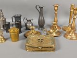 de nombreux objets en laiton de toutes sortes sur la table