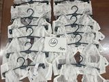 de nombreux ensembles de lingerie blancs exposés sur une table