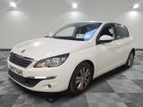 la voiture blanche est garée sur un sol en damier dans le garage