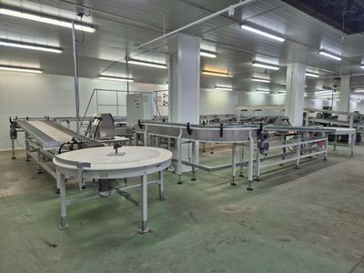 une grande pièce contenant de nombreuses machines