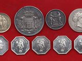 un gros plan sur un tas de pièces de monnaie posées sur une surface rouge