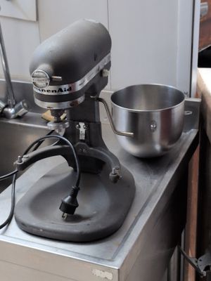 une photo d'une cuisine avec un mixeur et un saladier posés sur le plan de travail